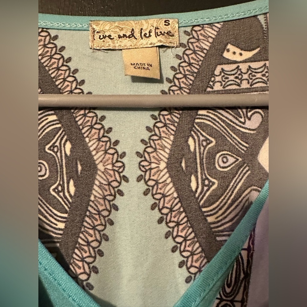 Live and let live women’s size small multicolor dress beach short sleeve v cut - Picture 4 of 4